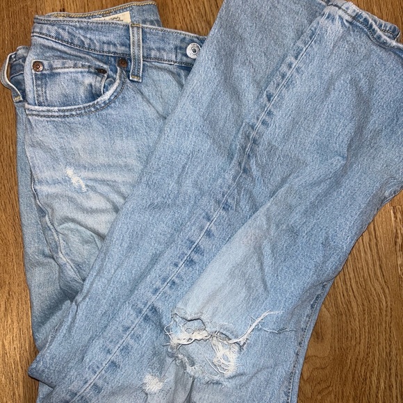 Levi’s Ribcage Straight Distressed Denim - Picture 2 of 7